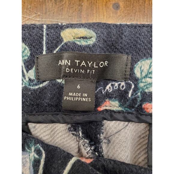Women's Ann Taylor Navy Floral "Devin Fit" Crop Pants | Size 6 - Picture 9 of 10